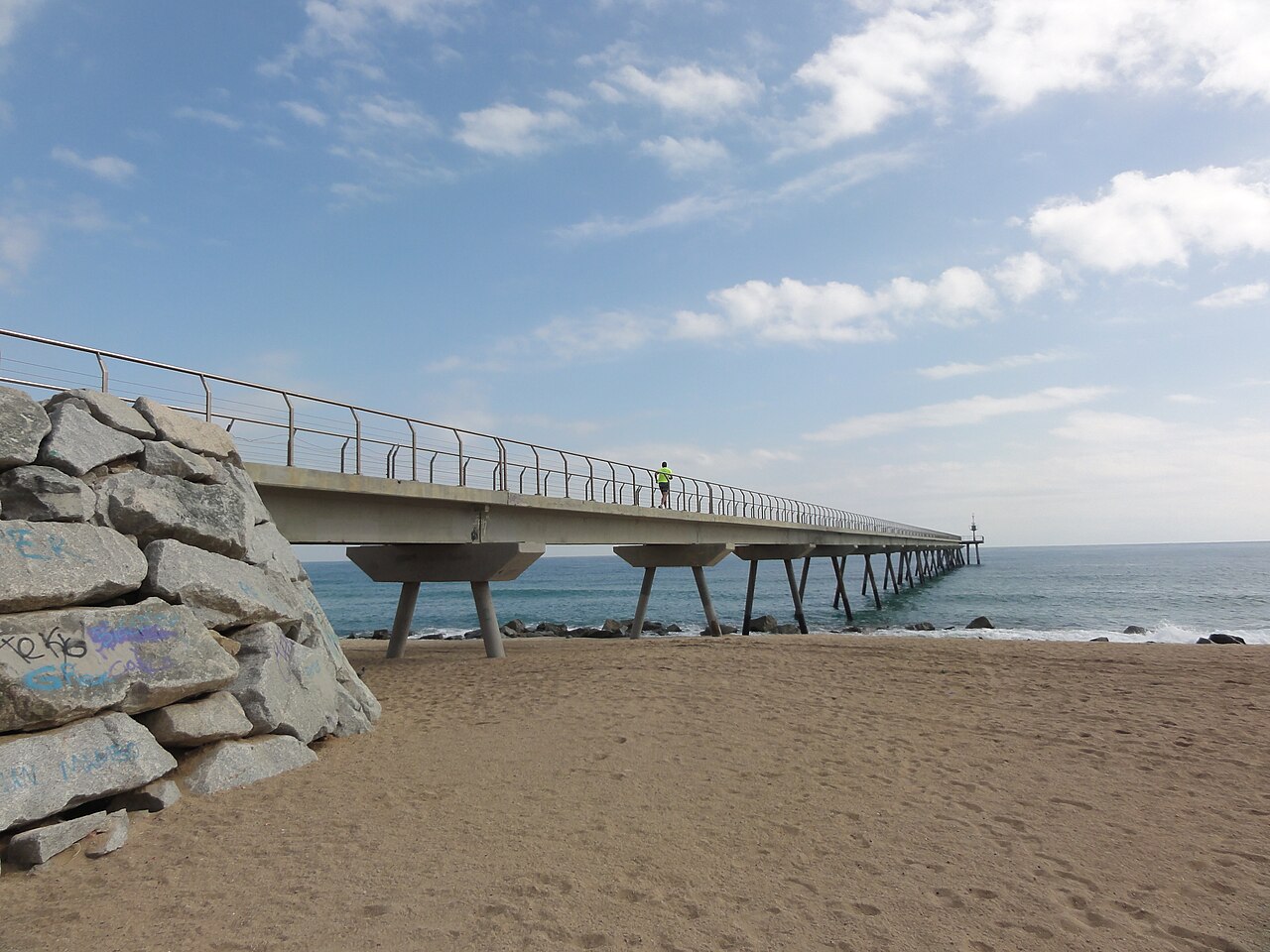 Playa de Badalona con el Pont del Petroli