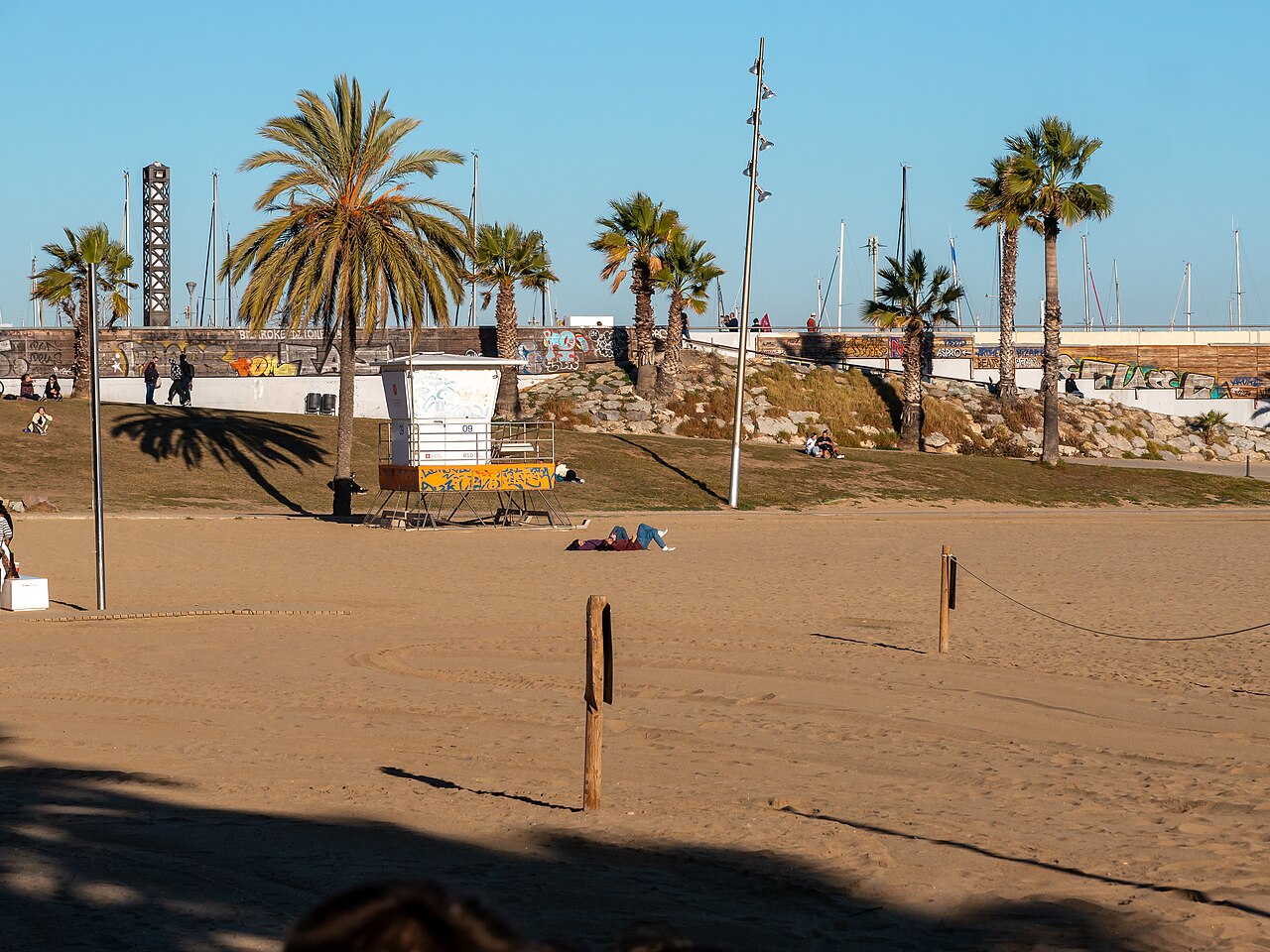 Playa de la Barceloneta en Barcelona, junto al mar