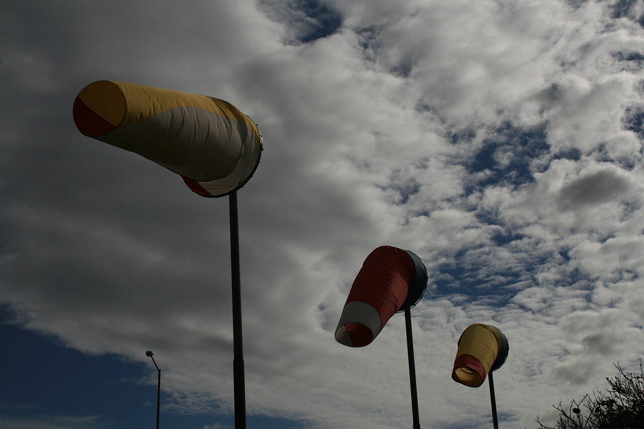 Mangas de viento (windsocks) indicando la dirección y fuerza del viento
